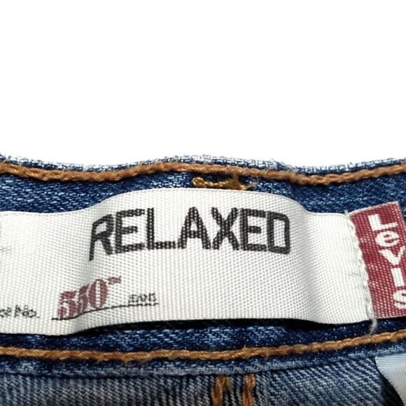 VINTAGE Levi's 550 Relaxed Fit Mid Wash Shorts 6 - Picture 9 of 11